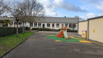 Cour maternelle - Commune de Perrigny